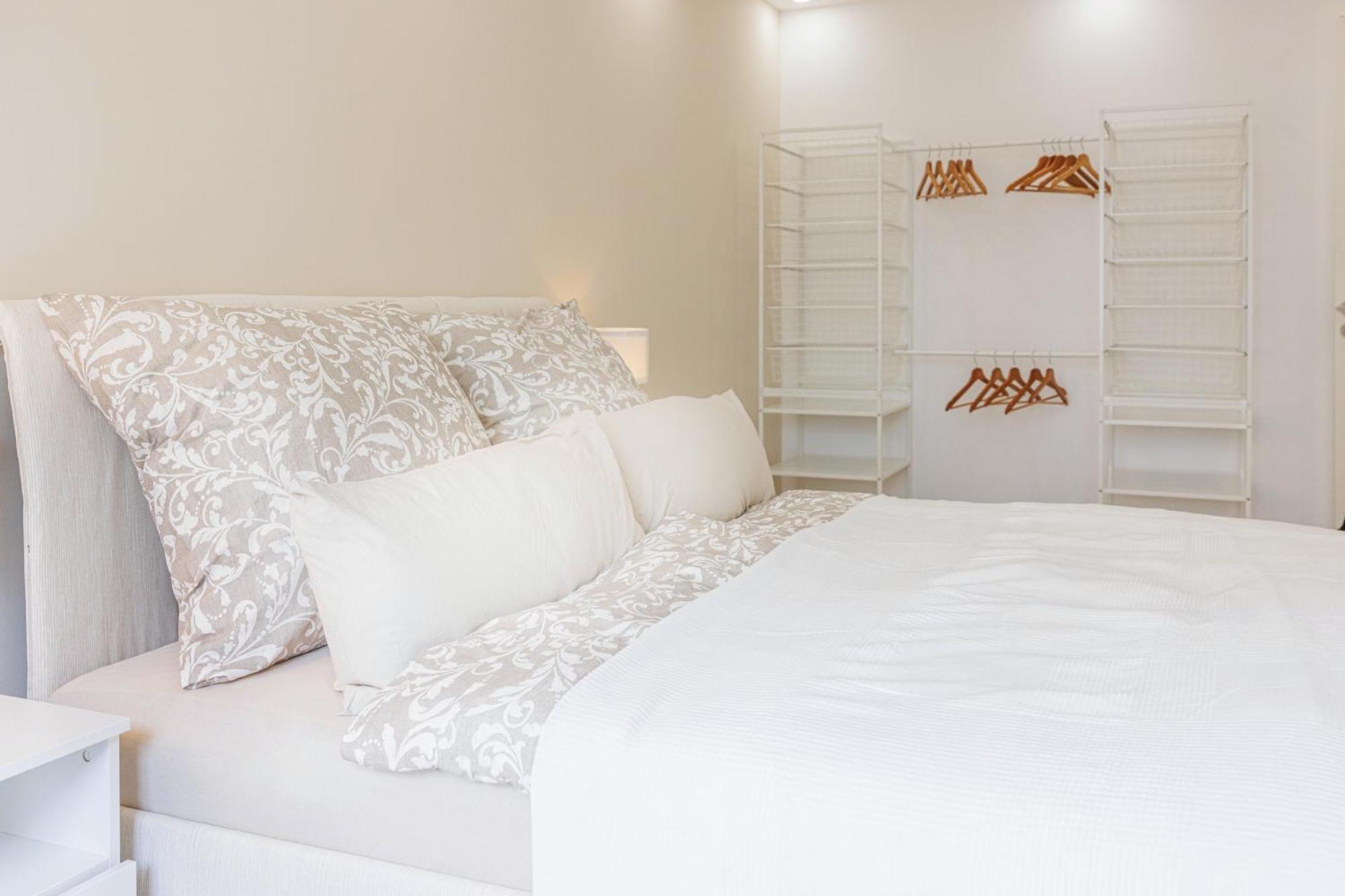 Schoene Wohnung Mit Terrasse Naehe Airport シェーネフェルト エクステリア 写真
